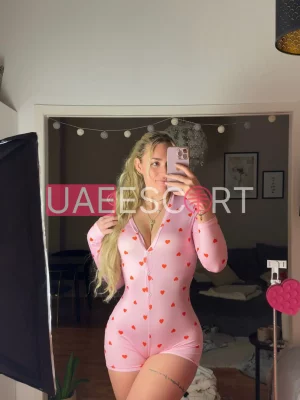 Kaitlyn , bust size D, height 160, weight 62, age 26