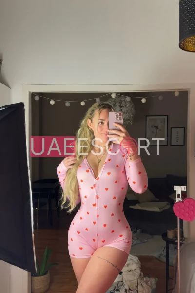 Kaitlyn, bust size D, height 160, weight 62, age 26