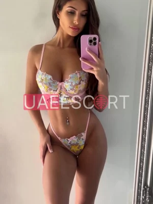 Linnie, bust size B, height 170, weight 48, age 25