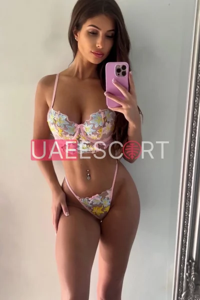 Linnie, bust size B, height 170, weight 48, age 25