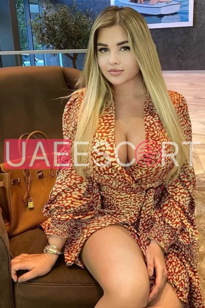 Lupe, bust size B, height 175, weight 80, age 25