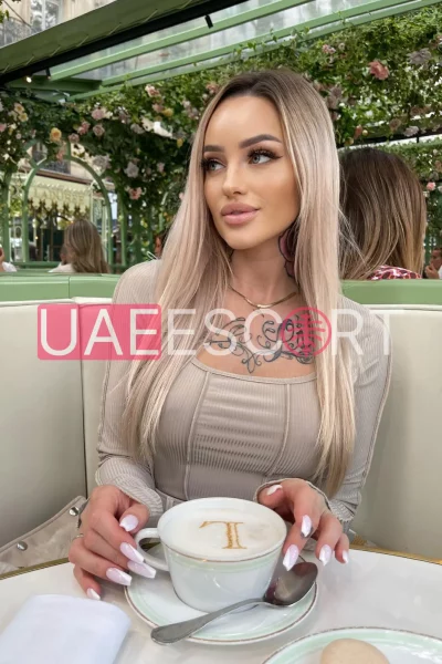 Anais, bust size C, height 166, weight 61, age 28