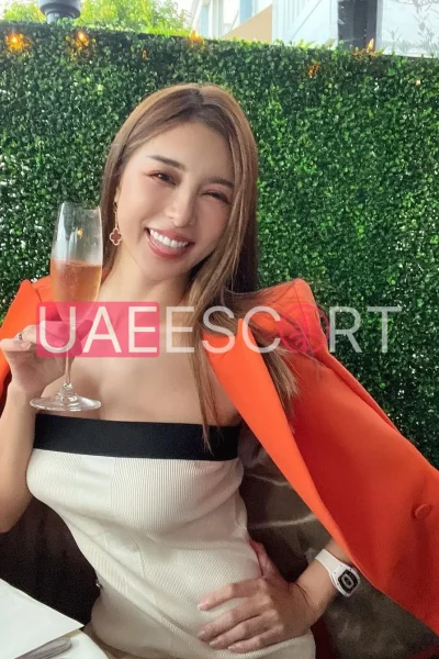 Aria, bust size D, height 165, weight 49, age 23