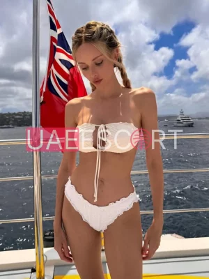Dana , bust size B, height 168, weight 52, age 25
