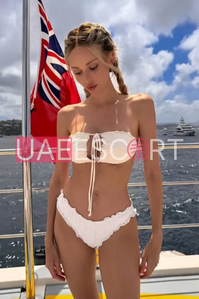 Dana, bust size B, height 168, weight 52, age 25