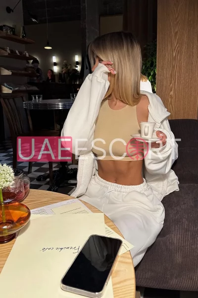 Eloise, bust size D, height 173, weight 60, age 25