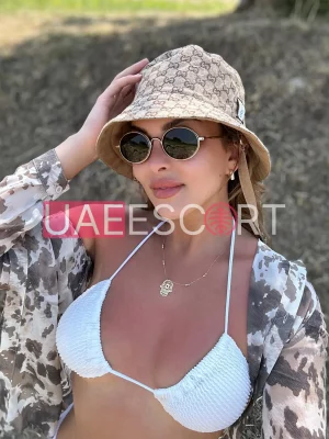 Jodie , bust size D, height 160, weight 60, age 27