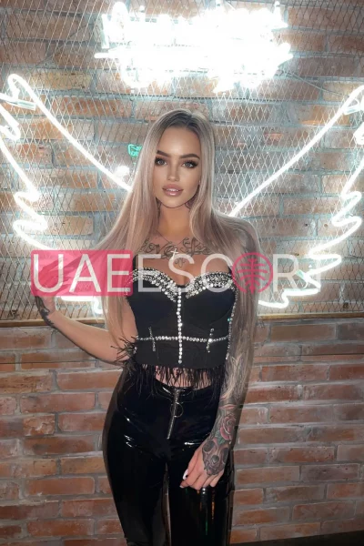 Anais, bust size C, height 166, weight 61, age 28