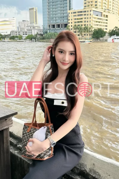 Evie, bust size C, height 167, weight 49, age 23