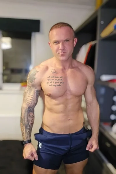 Alonzo, bust size , height 180, weight 90, age 36