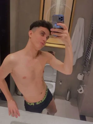Brandon, bust size , height 180, weight 61, age 20