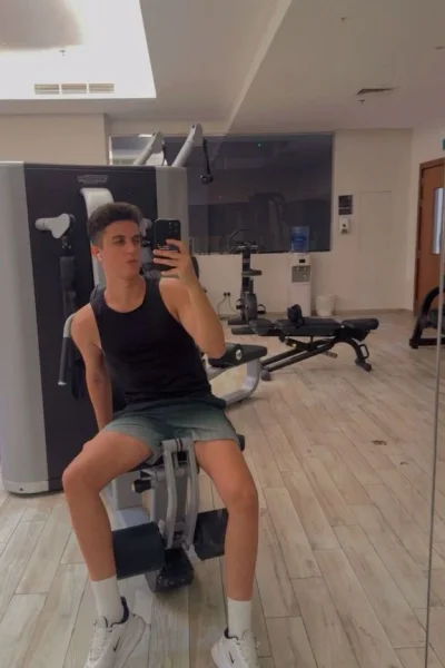 Brandon, bust size , height 180, weight 61, age 20