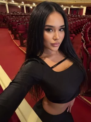 Charos , bust size B, height 164, weight 54, age 19