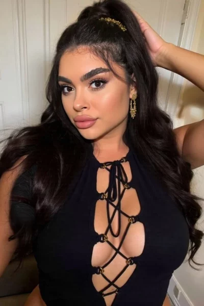 Wanda, bust size D, height 172, weight 70, age 22