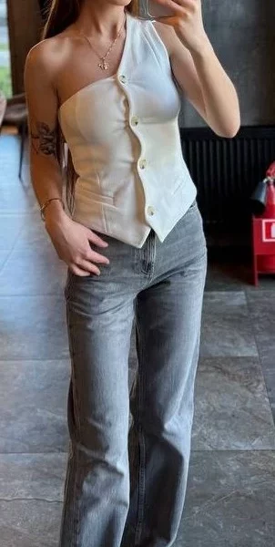 Iman, bust size B, height 168, weight 54, age 23