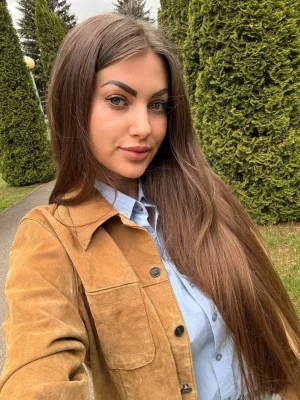 Daniela , bust size E, height 175, weight 61, age 34