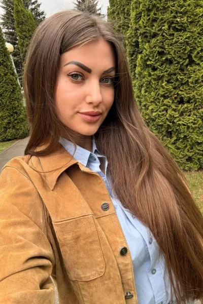 Daniela, bust size E, height 175, weight 61, age 34