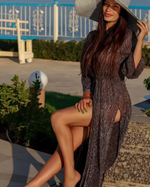 Farah, bust size C, height 167, weight 63, age 33, photo 3
