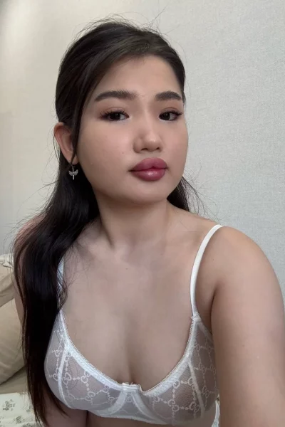 Lola, bust size B, height 152, weight 43, age 24