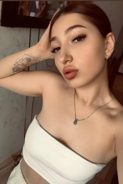 Paulina, bust size B, height 167, weight 59, age 23