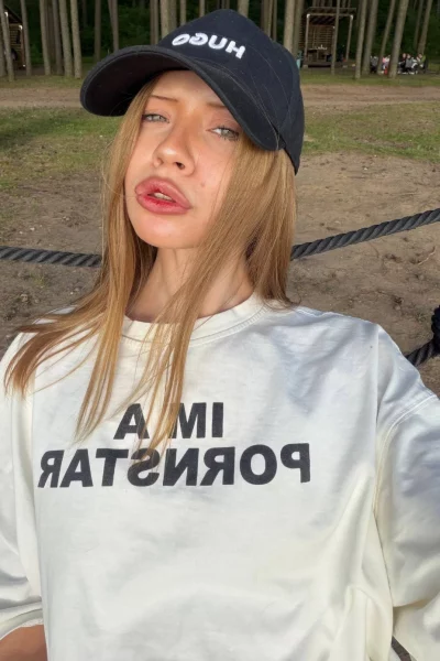Parisa, bust size B, height 173, weight 51, age 18